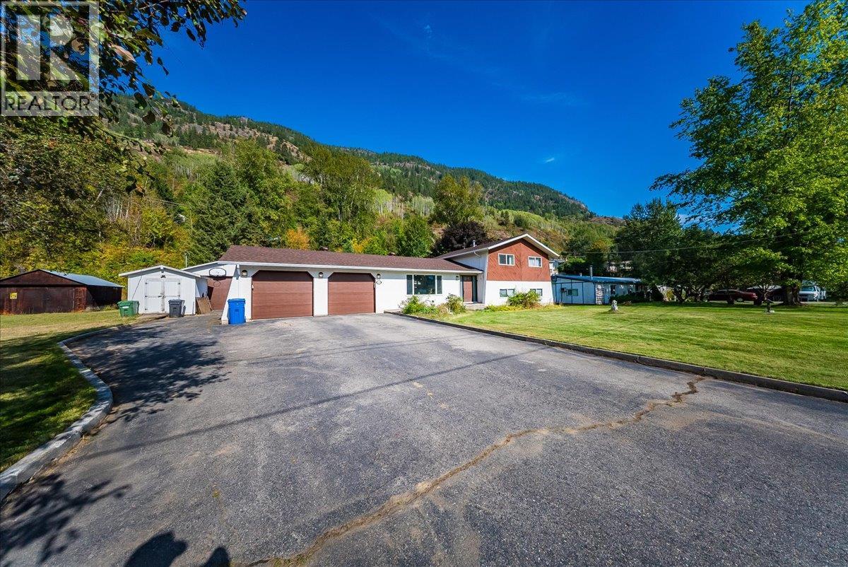 2129 Raspberry Road, Castlegar, British Columbia  V1N 4T6 - Photo 4 - 10400574