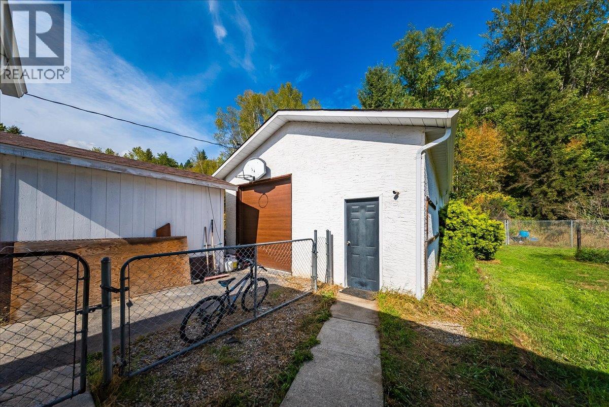 2129 Raspberry Road, Castlegar, British Columbia  V1N 4T6 - Photo 6 - 10400574