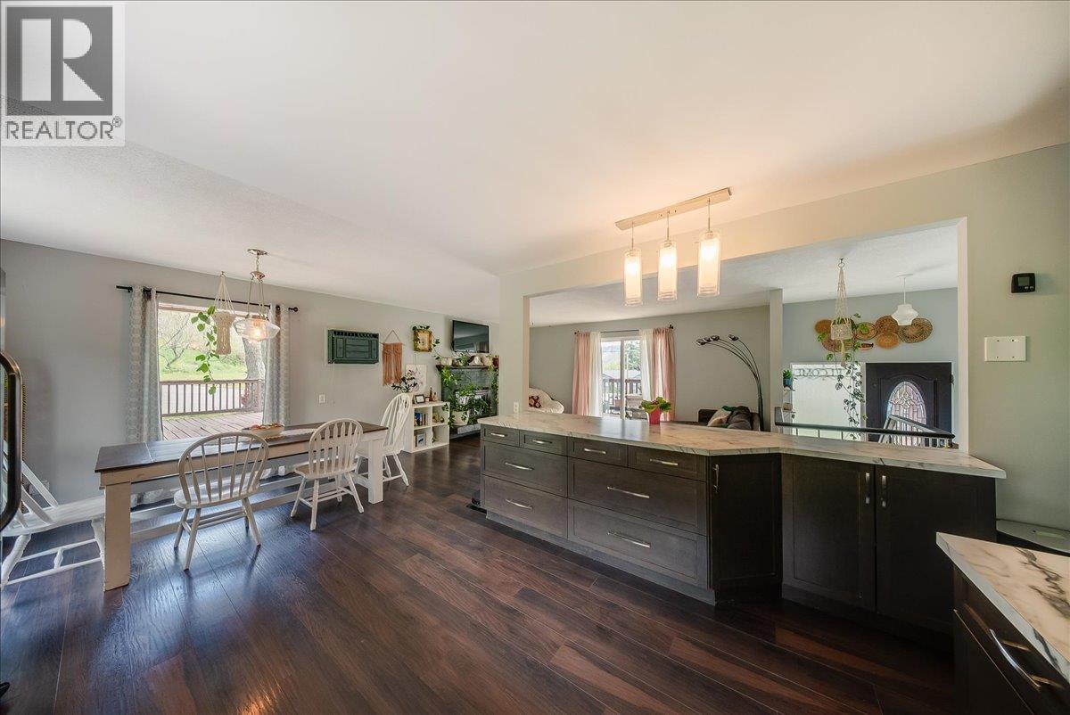 1106 Clarke Road, Robson, British Columbia  V0G 1X0 - Photo 14 - 10400696