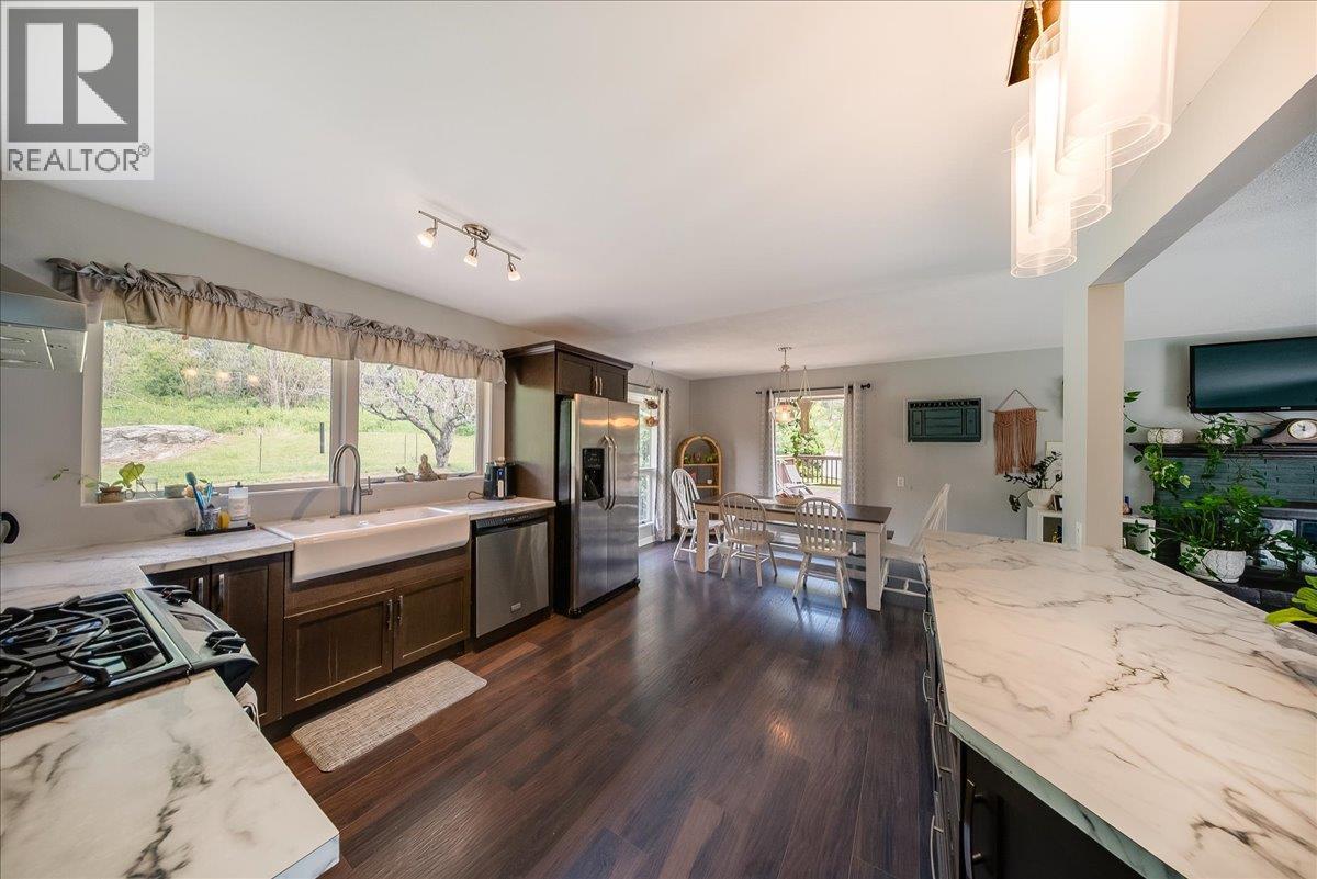 1106 Clarke Road, Robson, British Columbia  V0G 1X0 - Photo 15 - 10400696