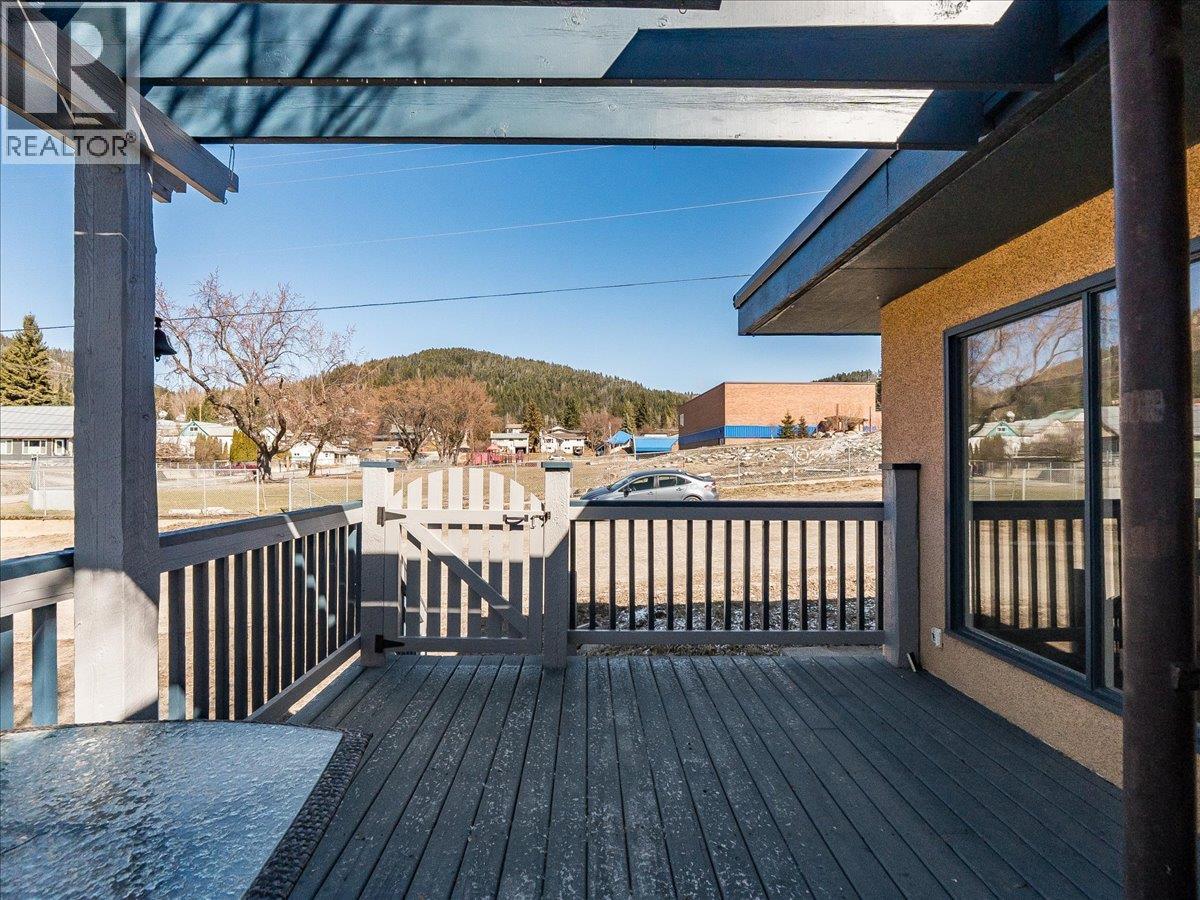 2243 First Avenue, Rossland, British Columbia  V0G 1Y0 - Photo 14 - 10401002