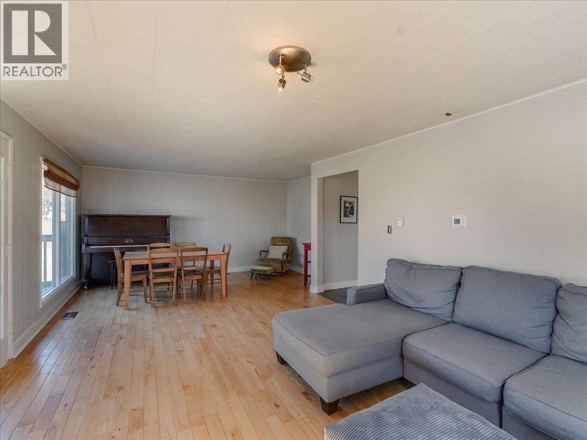 2243 First Avenue, Rossland, British Columbia  V0G 1Y0 - Photo 19 - 10401002