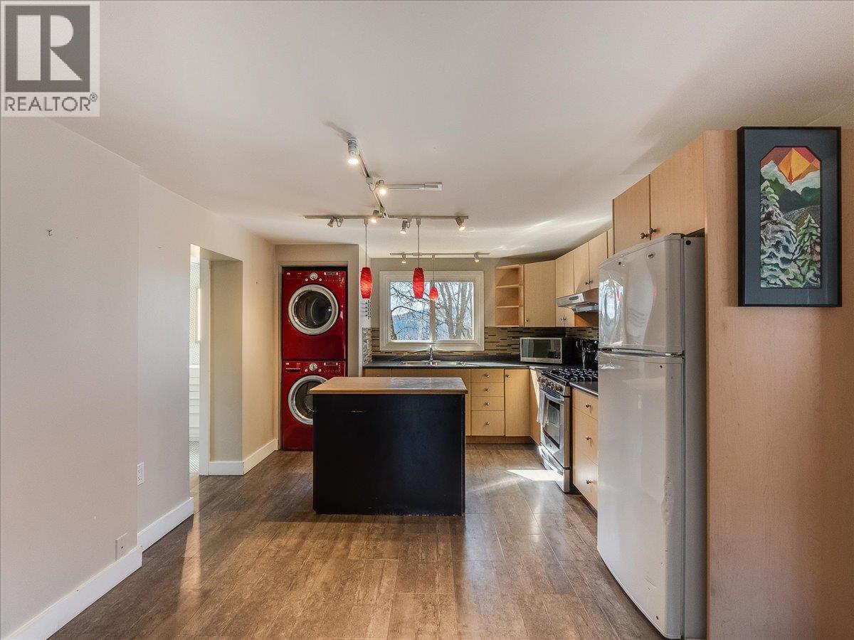 2243 First Avenue, Rossland, British Columbia  V0G 1Y0 - Photo 3 - 10401002