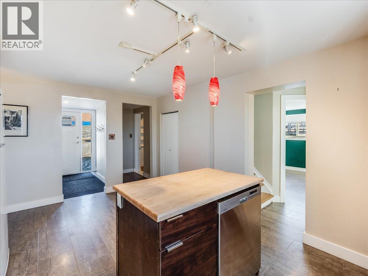 2243 First Avenue, Rossland, British Columbia  V0G 1Y0 - Photo 8 - 10401002