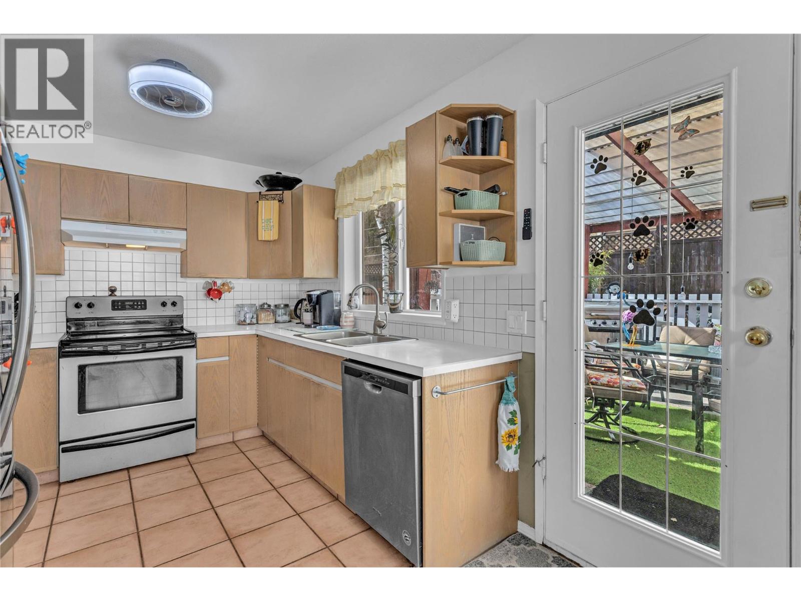 6034 Garraway Place, Peachland, British Columbia  V0H 1X4 - Photo 3 - 10400943