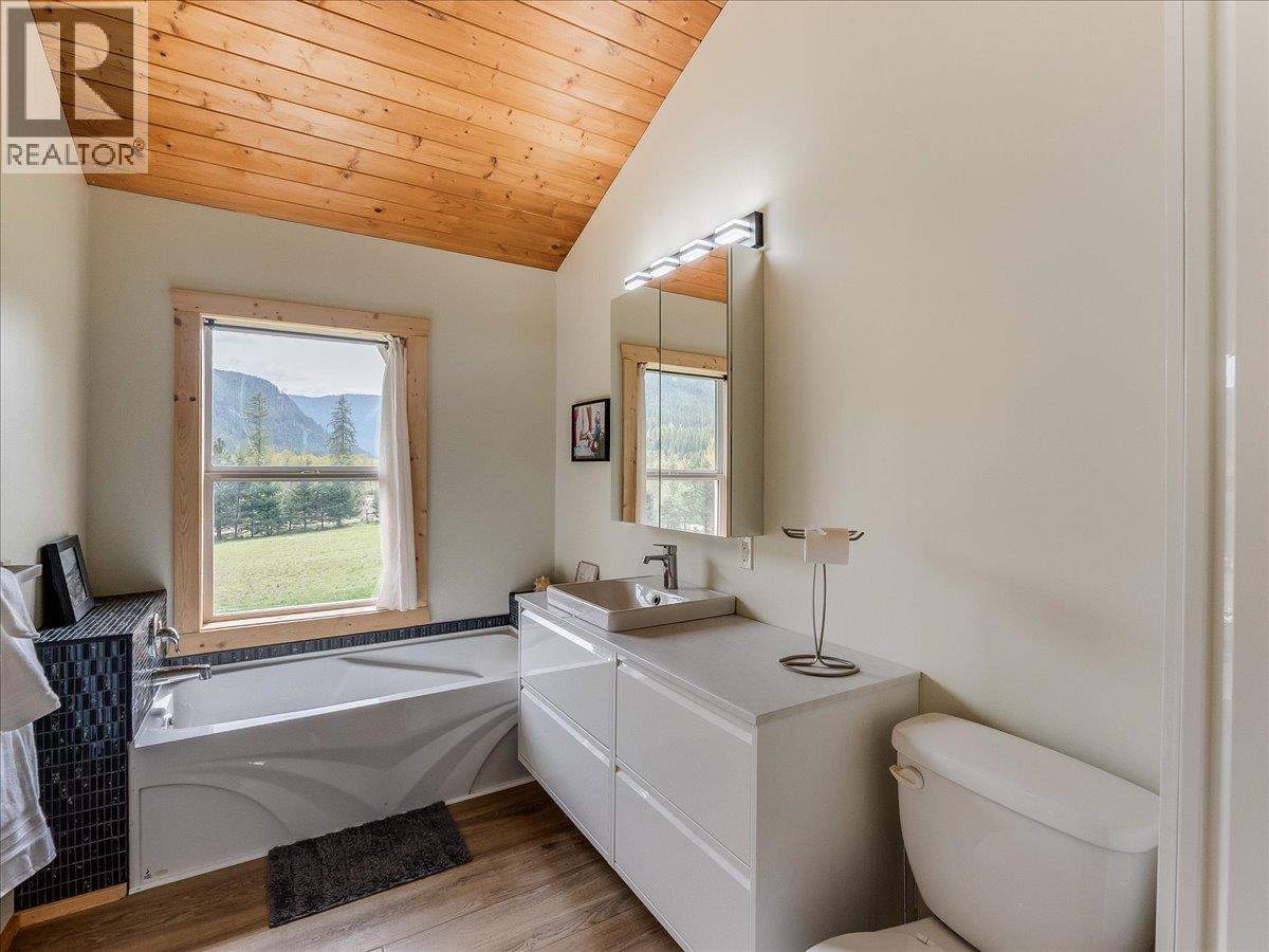 6810 & 6814 Brooks Road, Appledale, British Columbia  V0G 2J0 - Photo 32 - 10400518