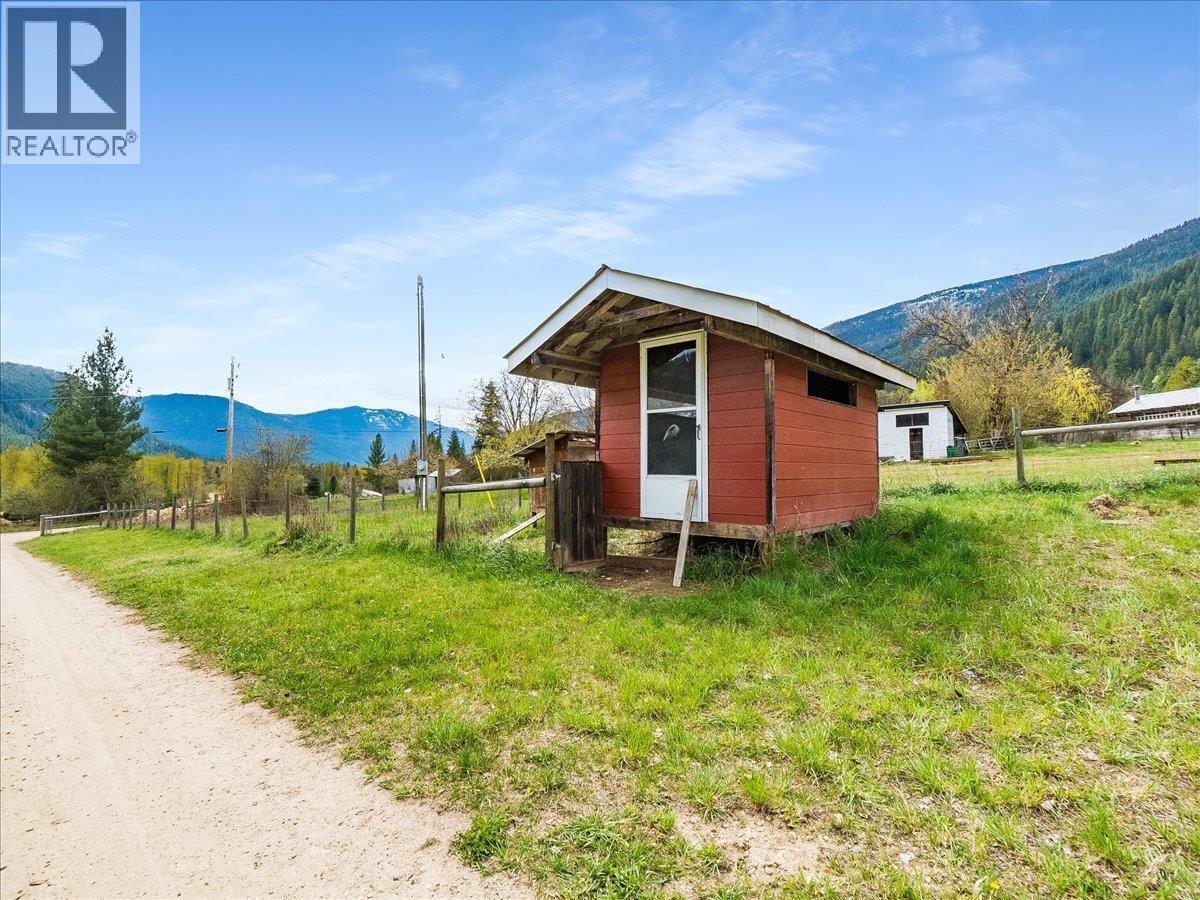 6810 & 6814 Brooks Road, Appledale, British Columbia  V0G 2J0 - Photo 75 - 10400518
