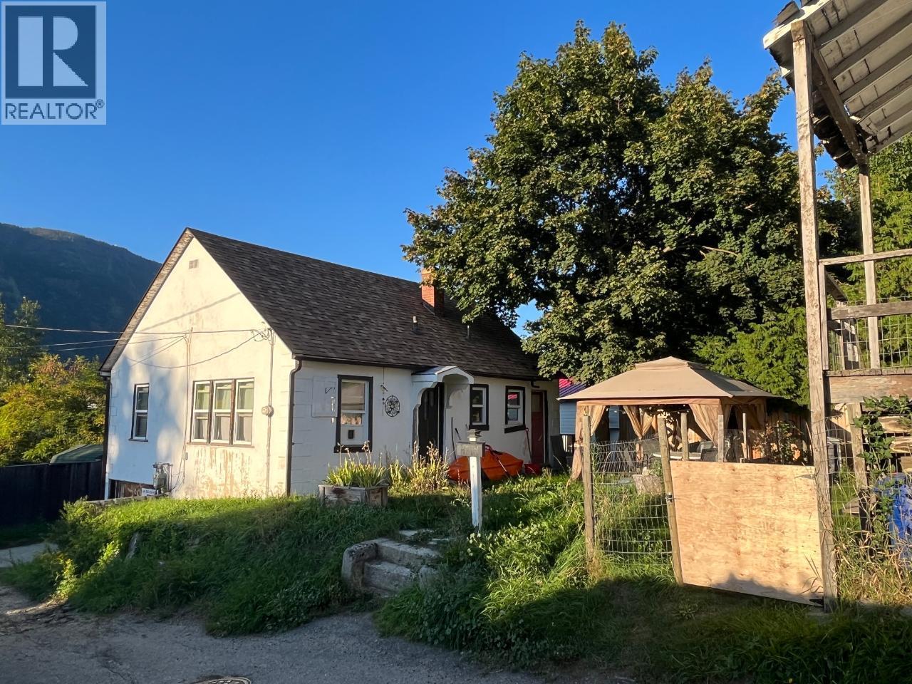411 Latimer Street, Nelson, British Columbia  V1L 4T7 - Photo 1 - 10401175