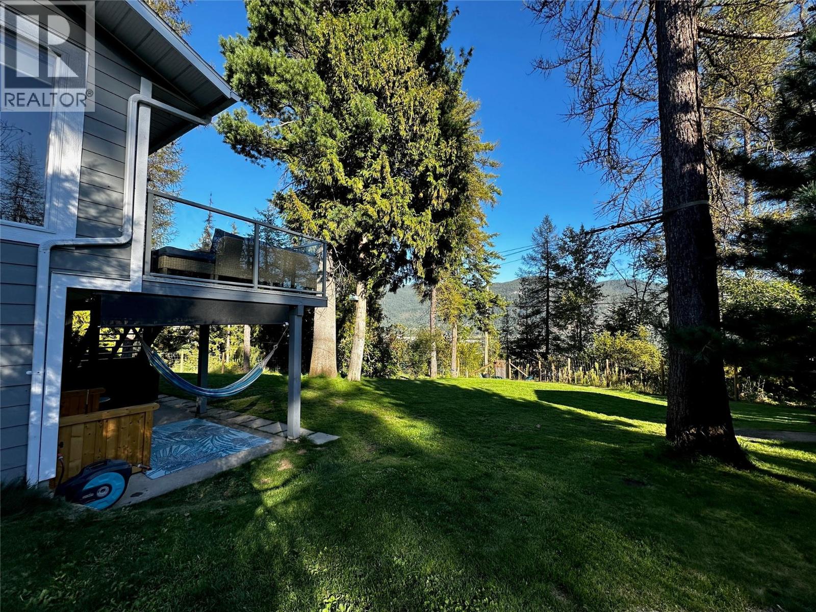 1301 Grosvenor Place, Castlegar, British Columbia  V1N 3X8 - Photo 34 - 10401069