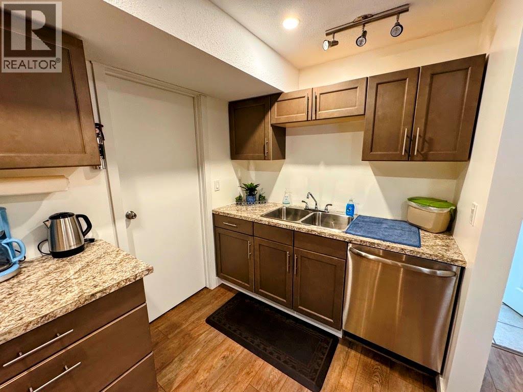1301 Grosvenor Place, Castlegar, British Columbia  V1N 3X8 - Photo 46 - 10401069