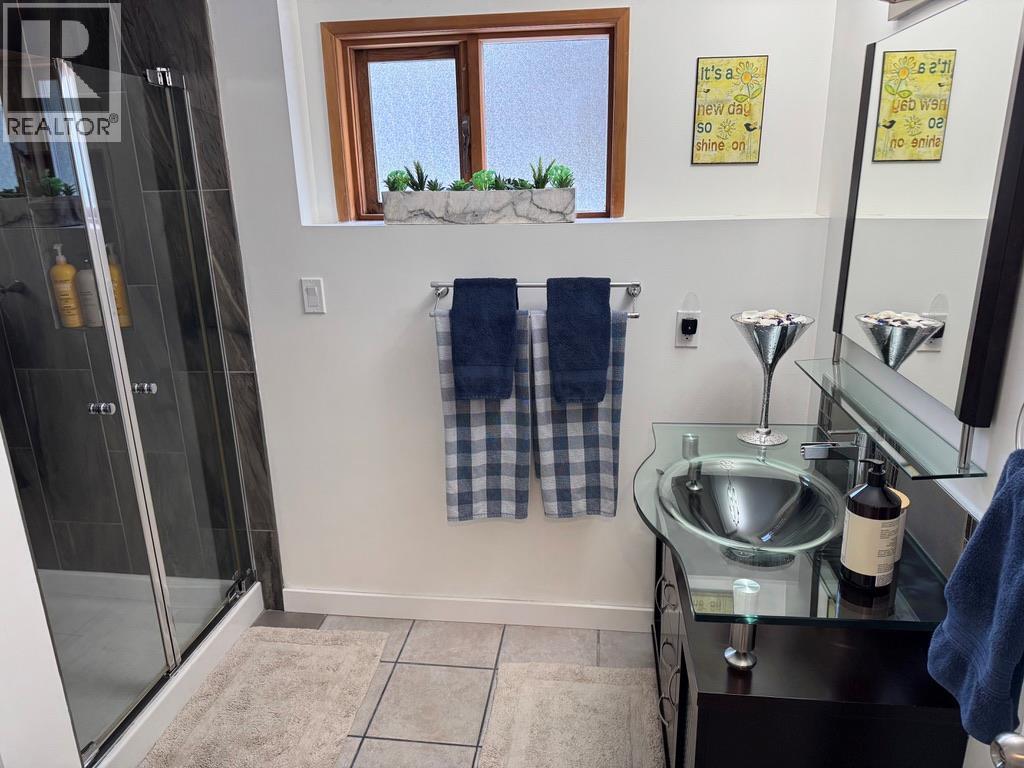 1301 Grosvenor Place, Castlegar, British Columbia  V1N 3X8 - Photo 54 - 10401069