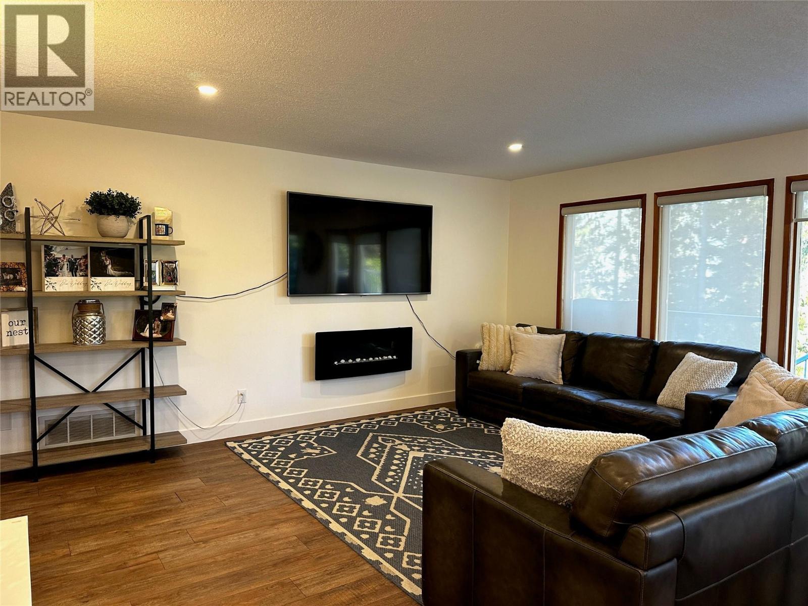 1301 Grosvenor Place, Castlegar, British Columbia  V1N 3X8 - Photo 7 - 10401069