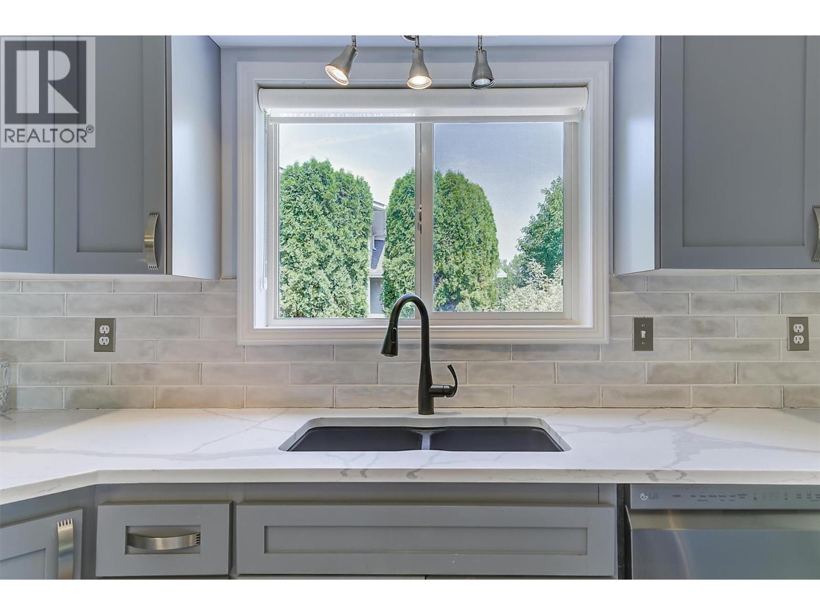 1852 Crossglen Court, Kelowna, British Columbia  V1V 1S4 - Photo 11 - 10401348