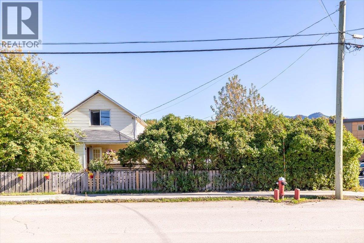 1112 2nd Avenue, Fernie, British Columbia  V0B 1M0 - Photo 1 - 10401378