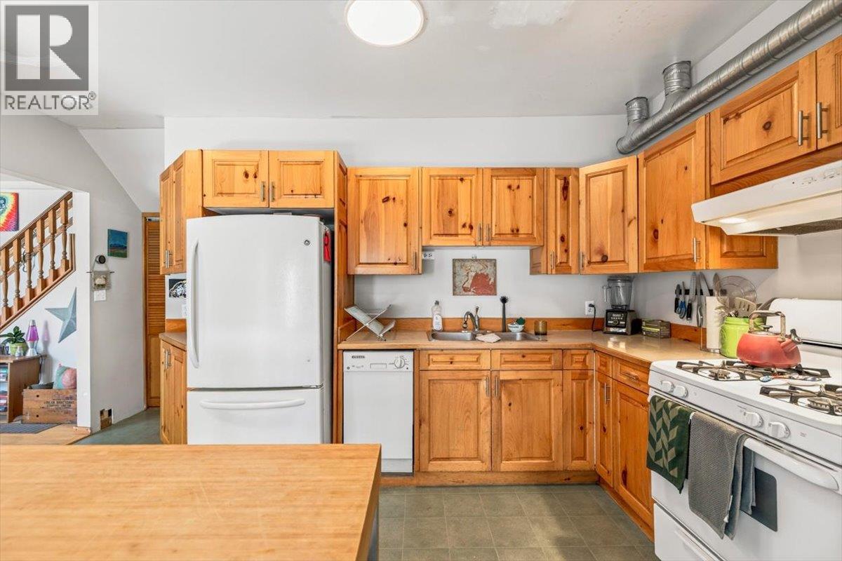 1112 2nd Avenue, Fernie, British Columbia  V0B 1M0 - Photo 12 - 10401378