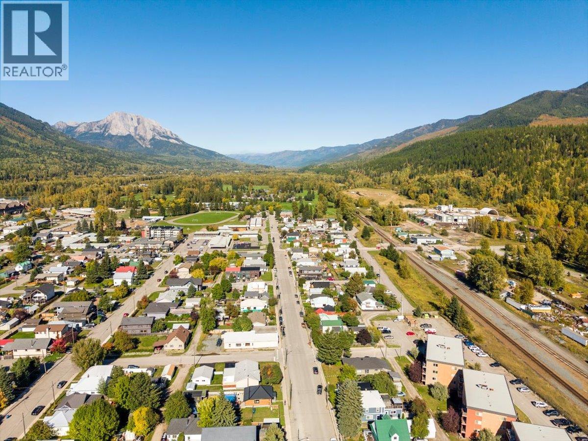 1112 2nd Avenue, Fernie, British Columbia  V0B 1M0 - Photo 44 - 10401378