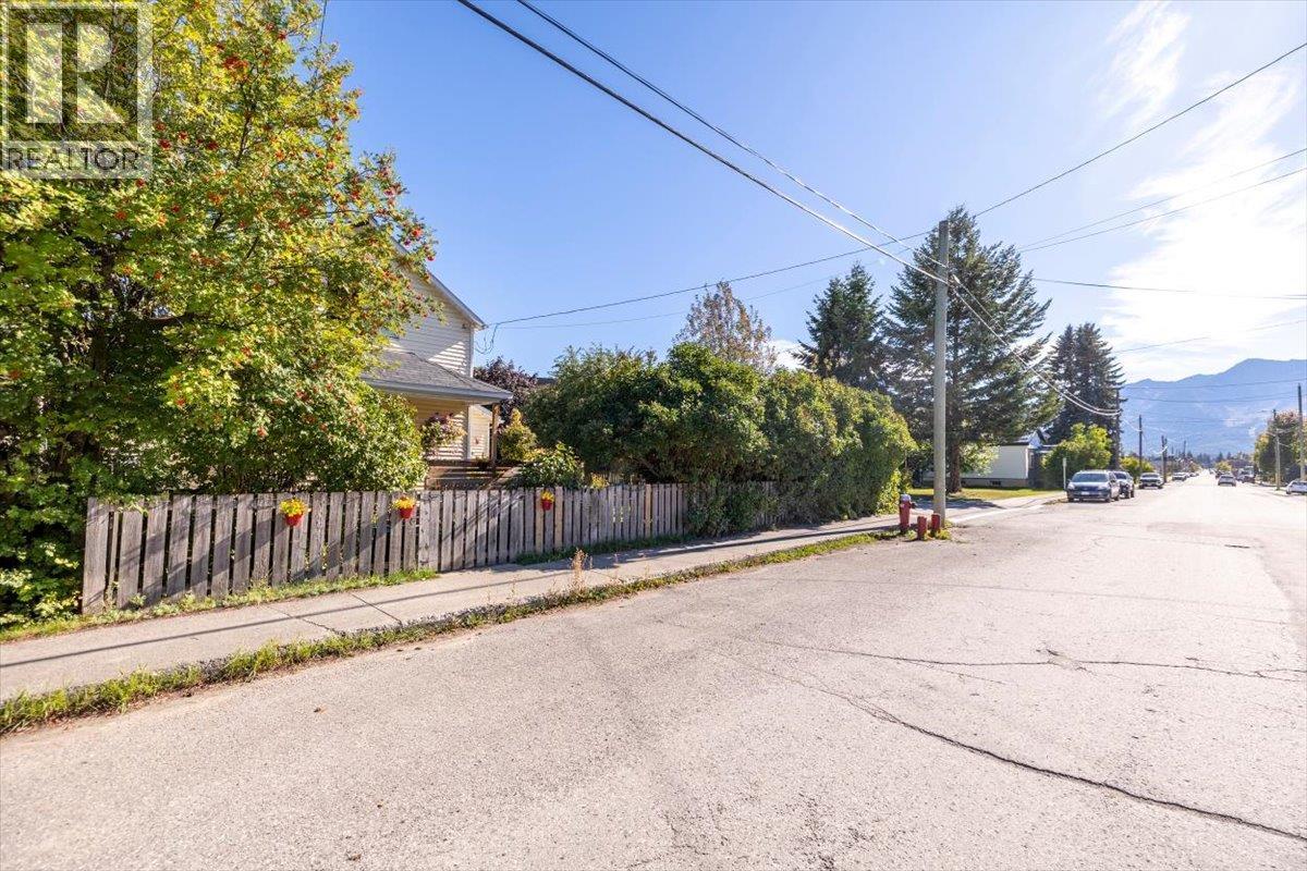 1112 2nd Avenue, Fernie, British Columbia  V0B 1M0 - Photo 56 - 10401378