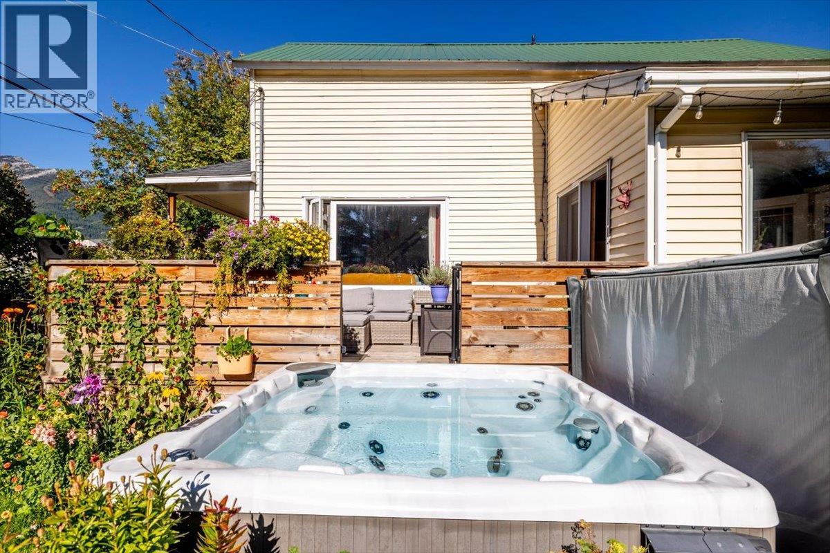 1112 2nd Avenue, Fernie, British Columbia  V0B 1M0 - Photo 65 - 10401378