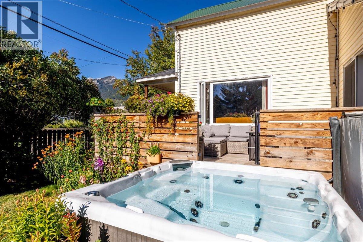 1112 2nd Avenue, Fernie, British Columbia  V0B 1M0 - Photo 66 - 10401378