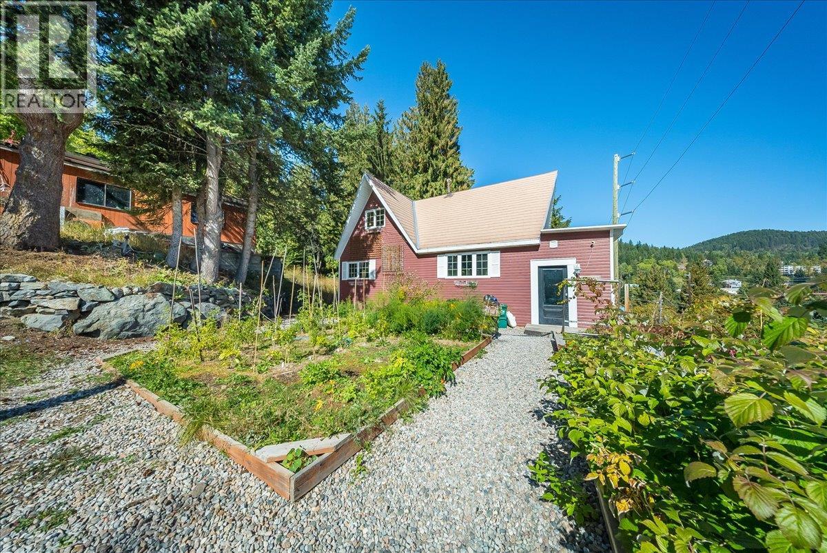 1398 Victoria Avenue, Rossland, British Columbia  V0G 1Y0 - Photo 3 - 10401351