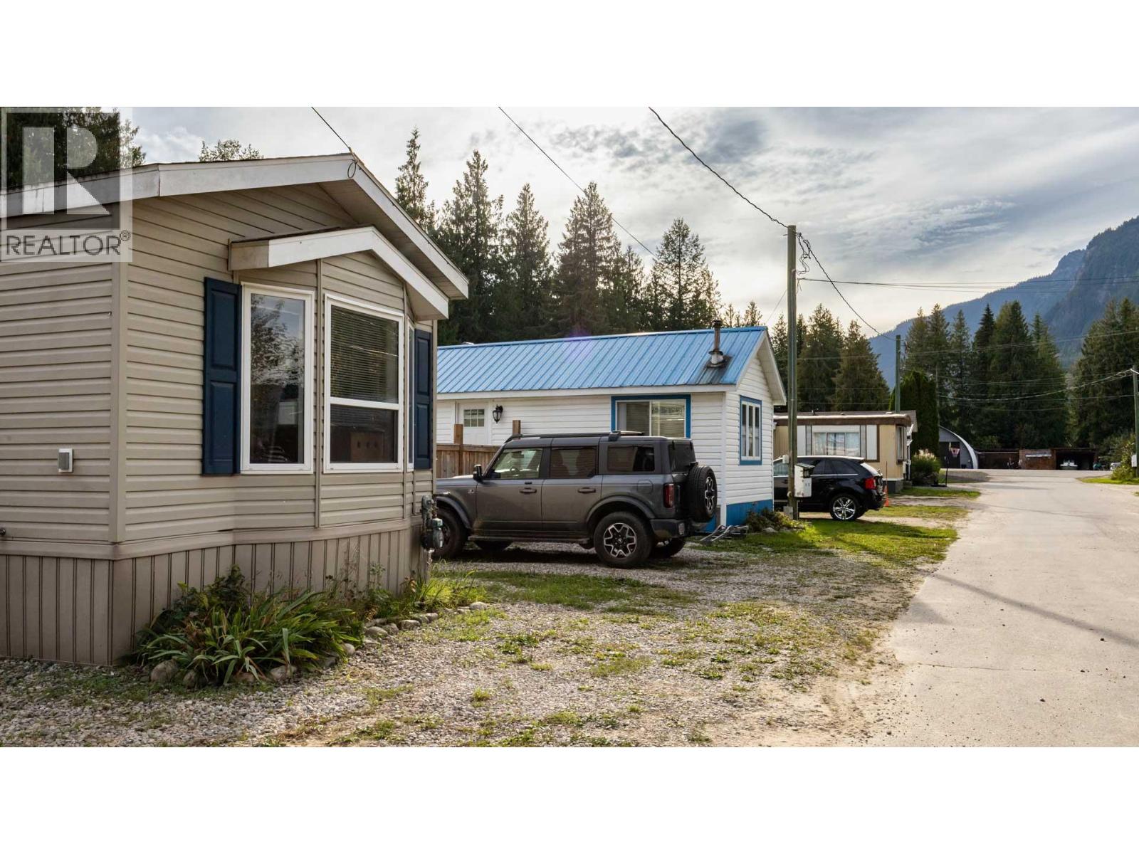 978 Lundell Road, Revelstoke, British Columbia  V0E 2S0 - Photo 4 - 10401498