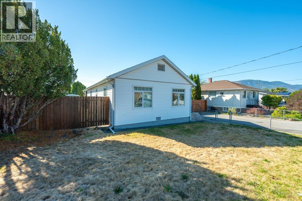 584 Edna Avenue, Penticton, British Columbia  V2A 2M2 - Photo 2 - 10401451