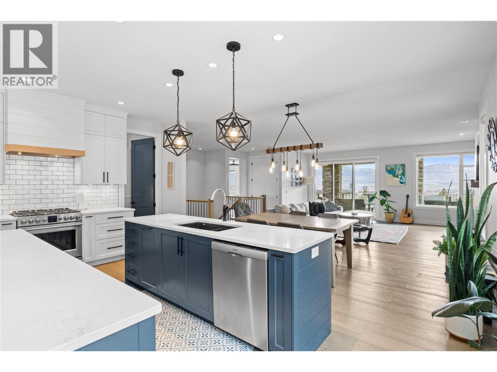876 Boynton Place, Kelowna, British Columbia  V1V 2Y1 - Photo 3 - 10401474