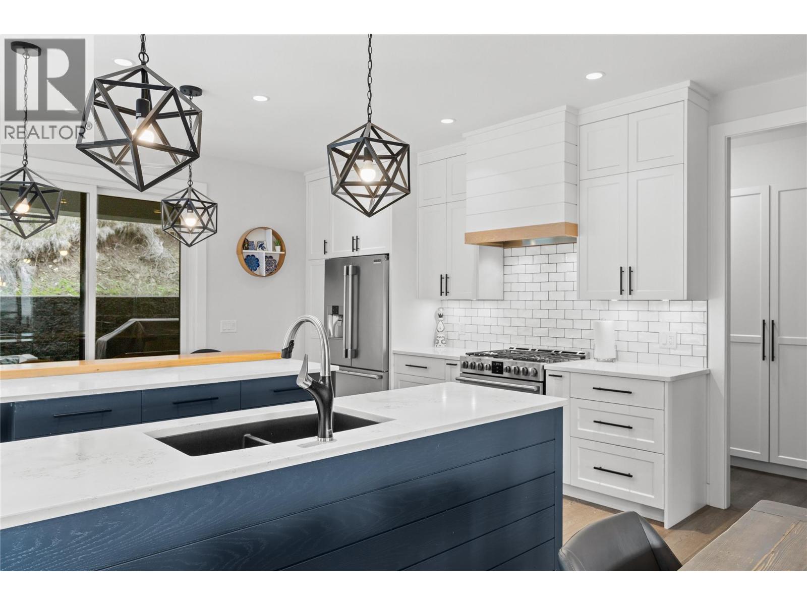 876 Boynton Place, Kelowna, British Columbia  V1V 2Y1 - Photo 8 - 10401474