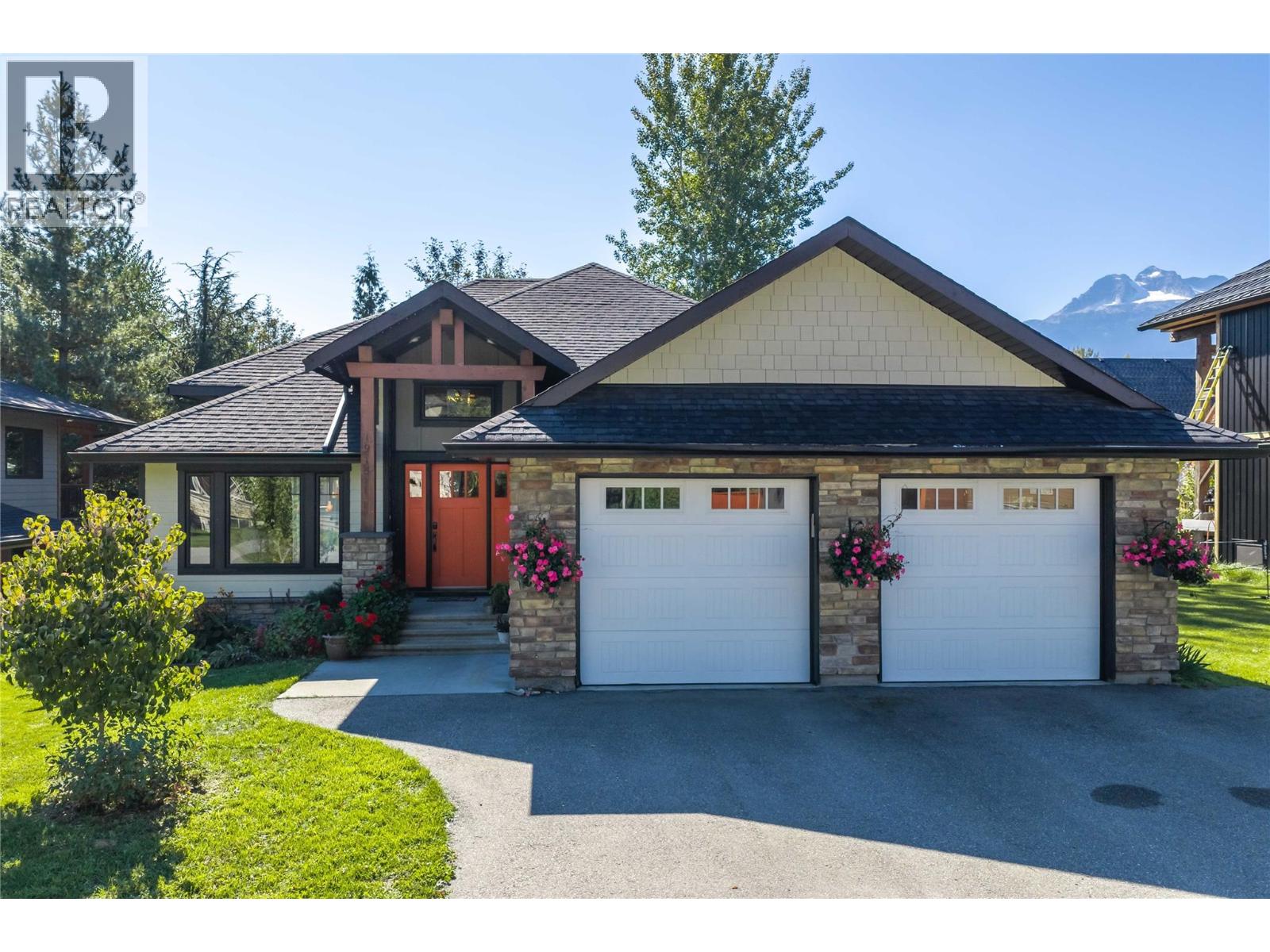 1915 Aspen Crescent, Revelstoke, British Columbia  V0E 2S3 - Photo 1 - 10401419