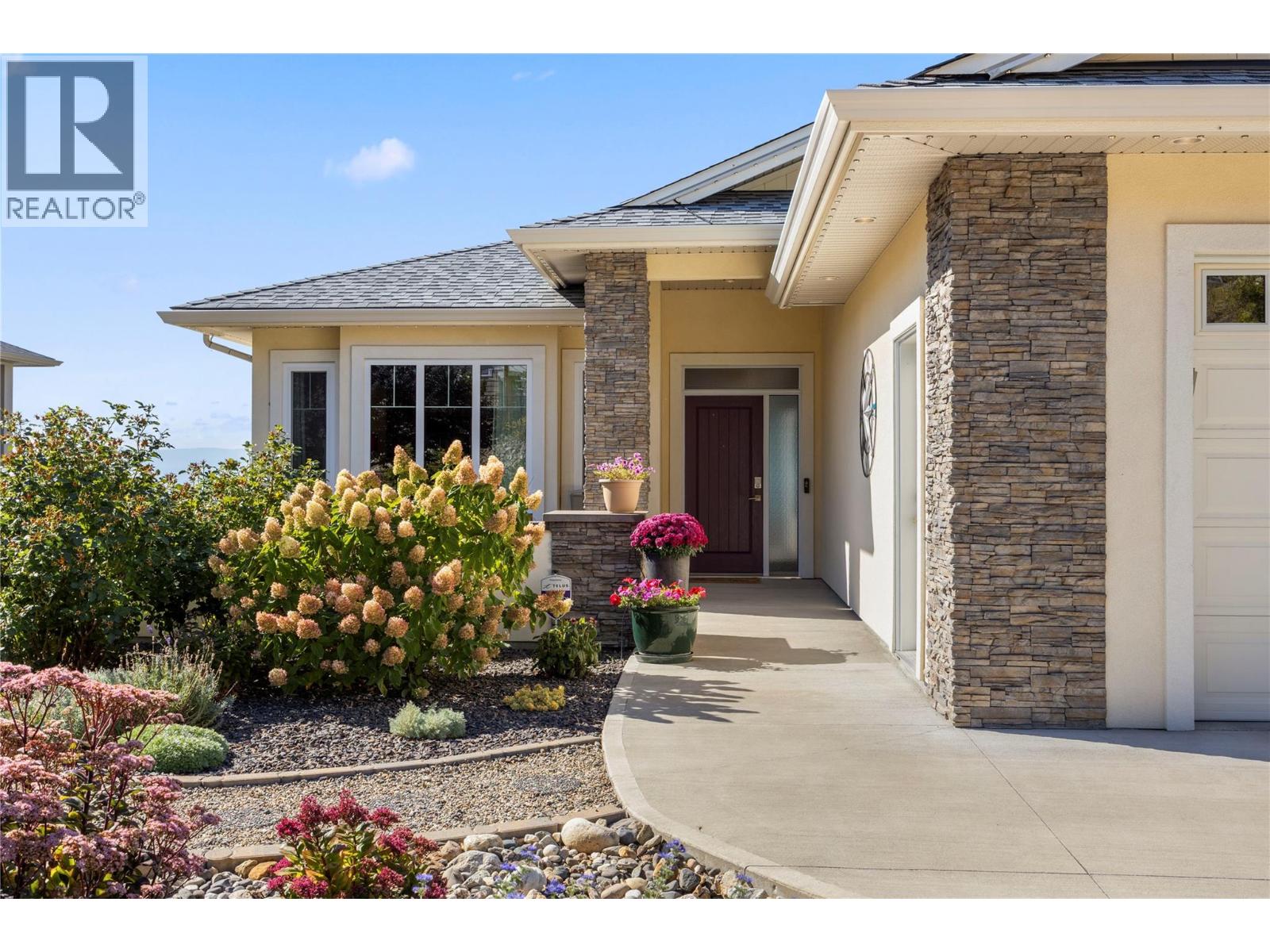 2442 Bella Vista Street, Kelowna, British Columbia  V1P 1S1 - Photo 2 - 10401429
