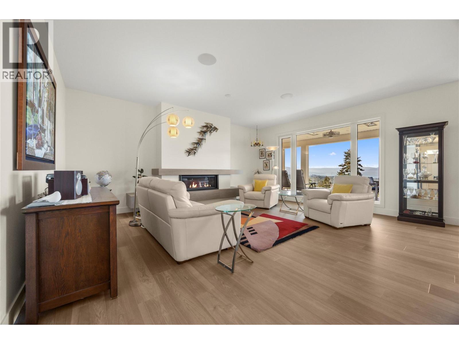2442 Bella Vista Street, Kelowna, British Columbia  V1P 1S1 - Photo 3 - 10401429