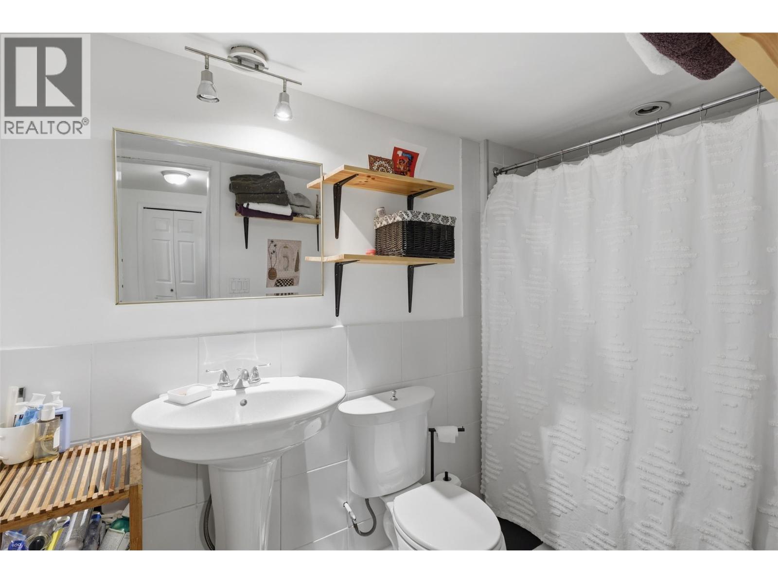 450 Azure Place, Kamloops, British Columbia  V2E 2R2 - Photo 31 - 10401509