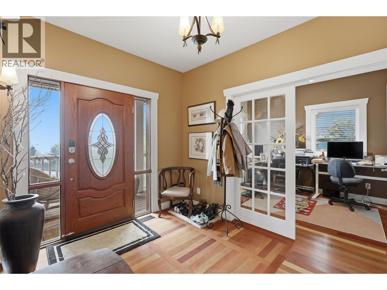 450 Azure Place, Kamloops, British Columbia  V2E 2R2 - Photo 4 - 10401509