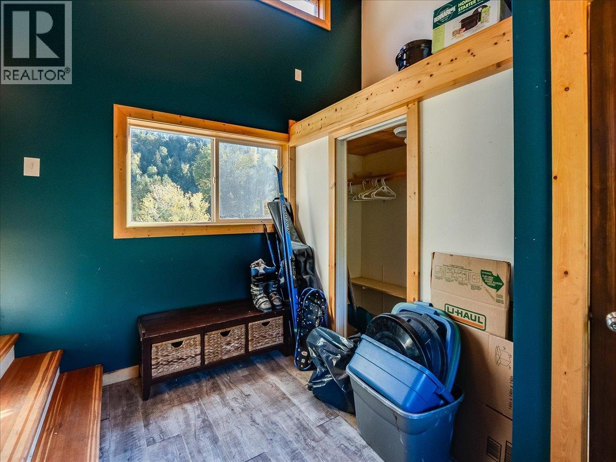 3168 Pass Creek Road, Crescent Valley, British Columbia  V0G 1H0 - Photo 6 - 10401618