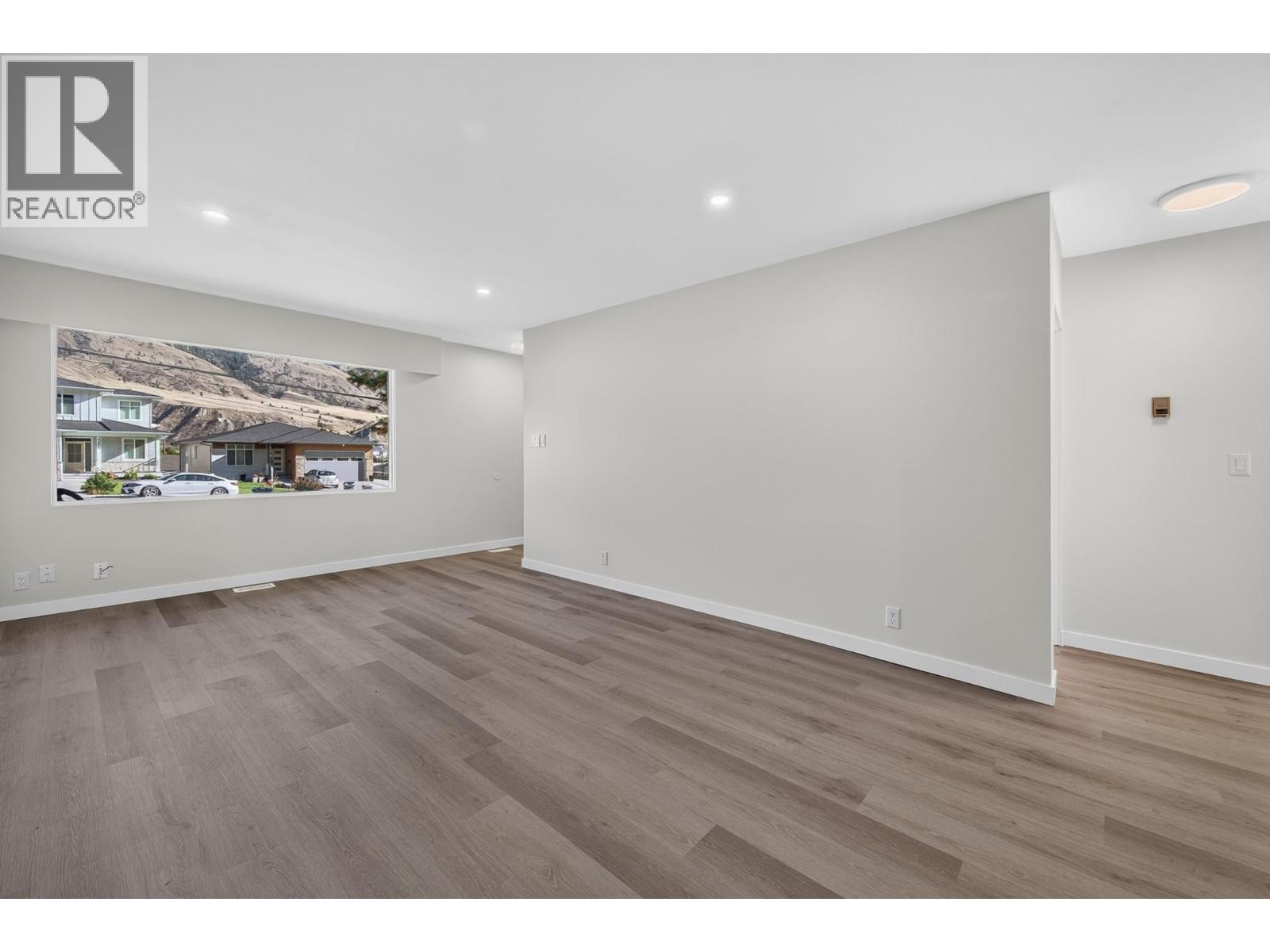 2257/2259 Valleyview Drive, Kamloops, British Columbia  V2C 4C8 - Photo 2 - 10401715