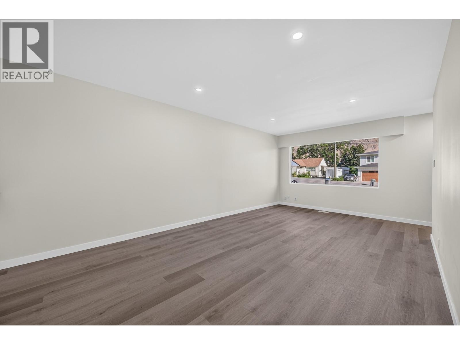 2257/2259 Valleyview Drive, Kamloops, British Columbia  V2C 4C8 - Photo 3 - 10401715