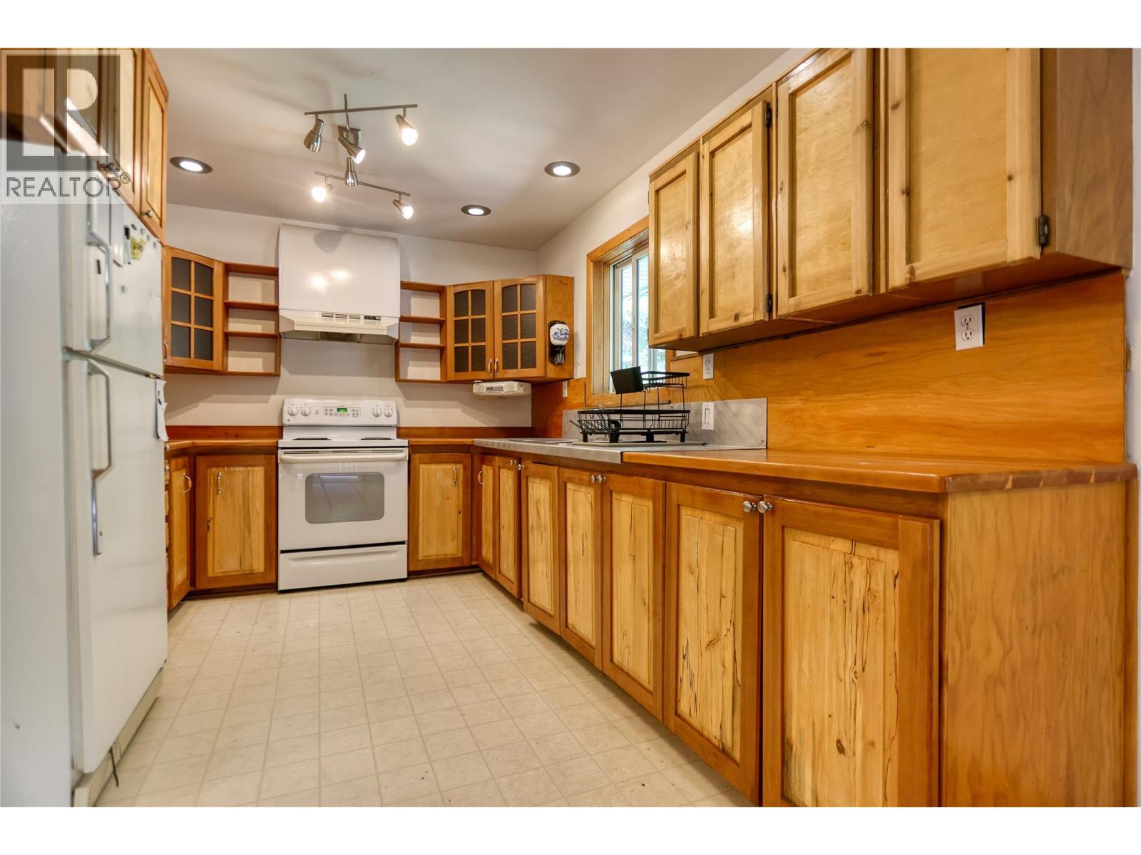 113 Wesco Road, Ymir, British Columbia  V0G 2K0 - Photo 15 - 10401678