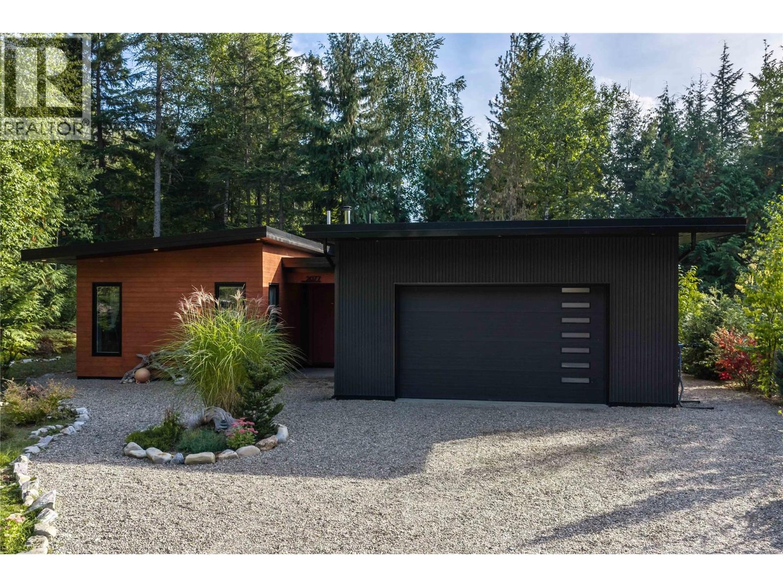 2077 Uplands Road, Revelstoke, British Columbia  V0E 2S1 - Photo 1 - 10401600