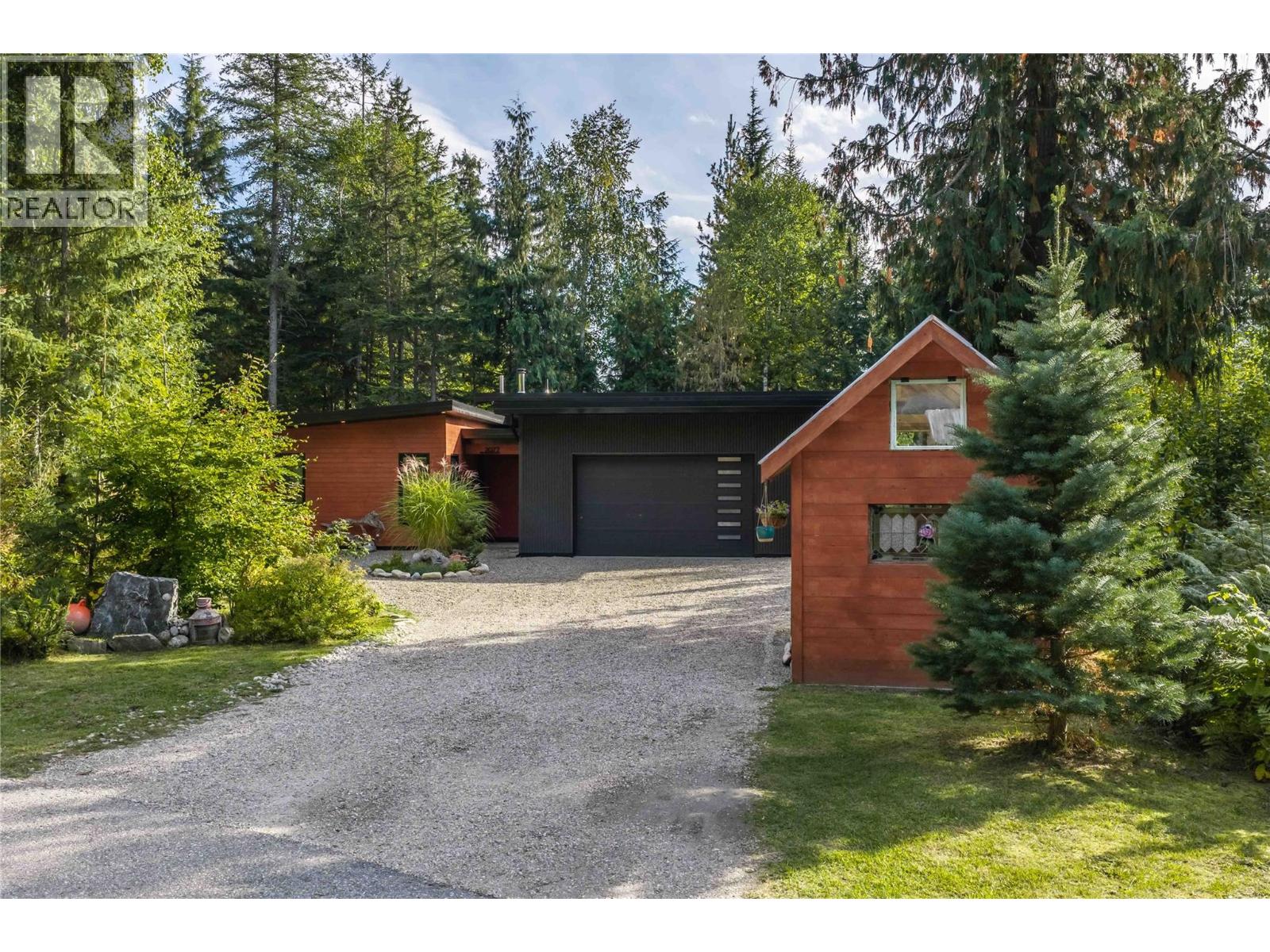 2077 Uplands Road, Revelstoke, British Columbia  V0E 2S1 - Photo 3 - 10401600