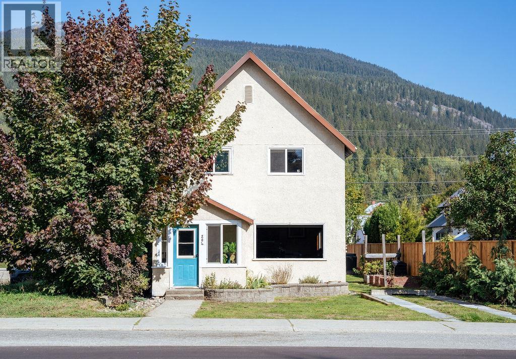 204 Third Street E, Revelstoke, British Columbia  V0E 2S0 - Photo 1 - 10400117