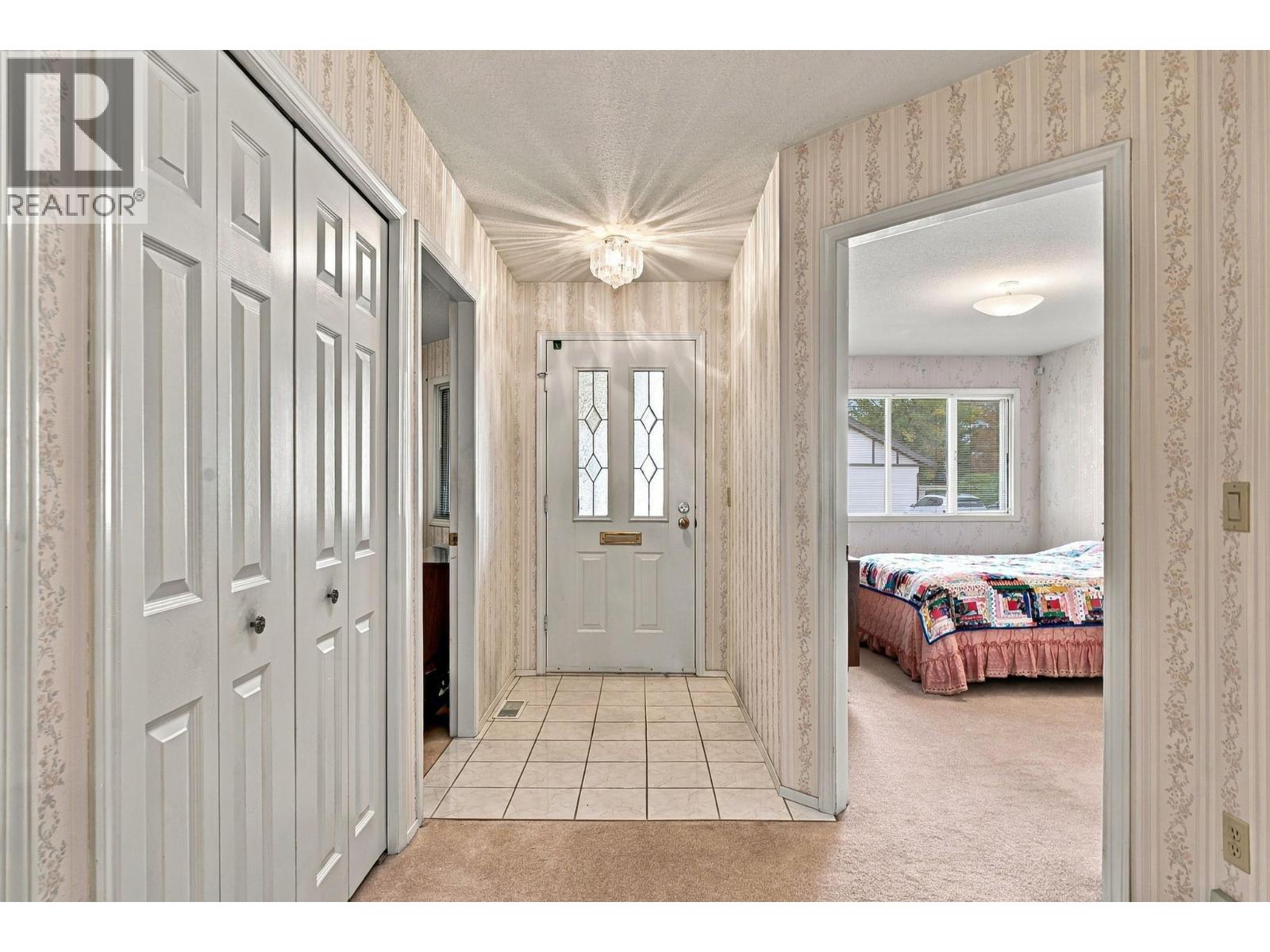 2200 Gordon Drive Unit# 34, Kelowna, British Columbia  V1Y 8T7 - Photo 2 - 10401843