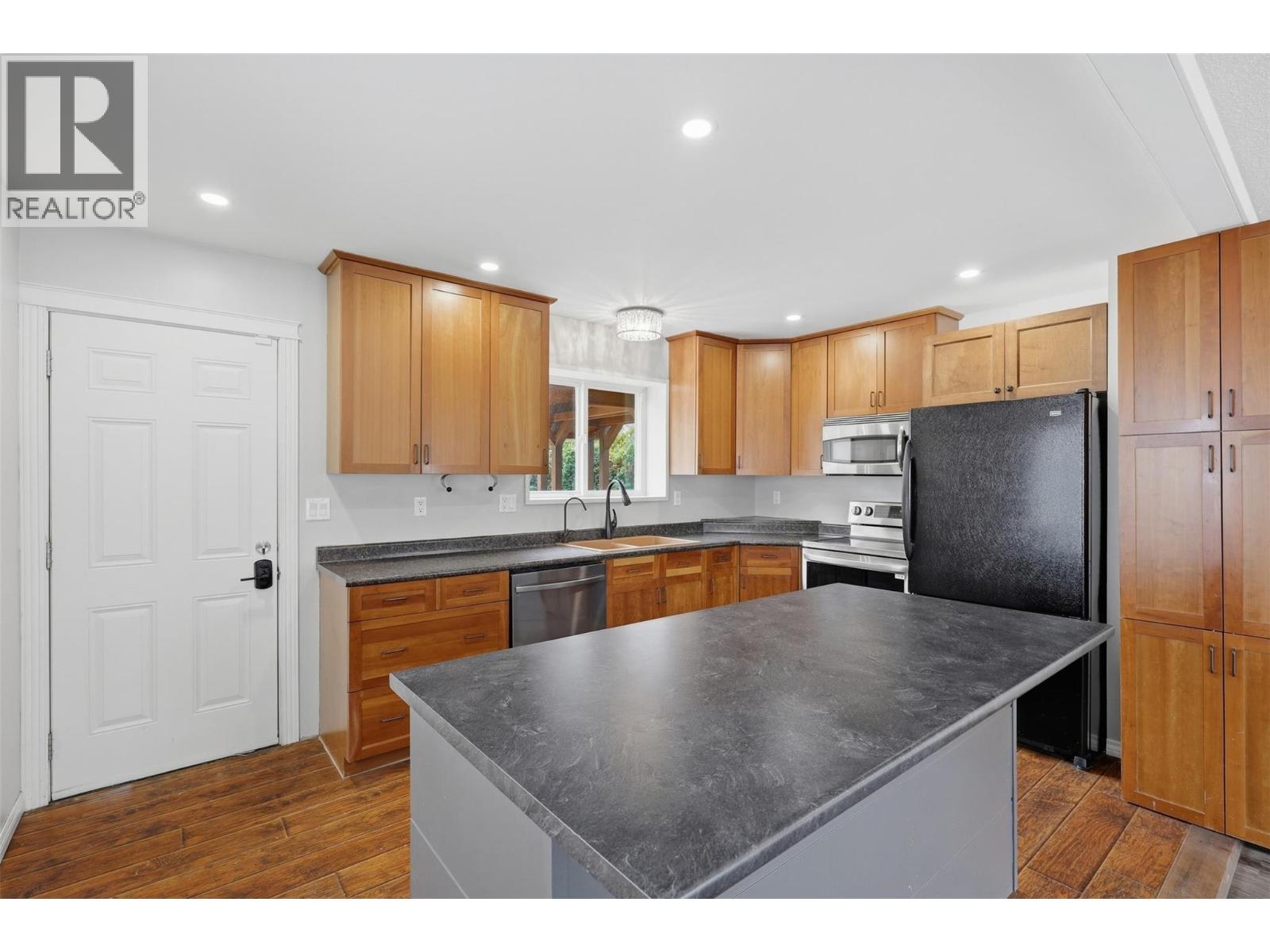 4568 Cammeray Drive, Kamloops, British Columbia  V2H 1L4 - Photo 3 - 10402055
