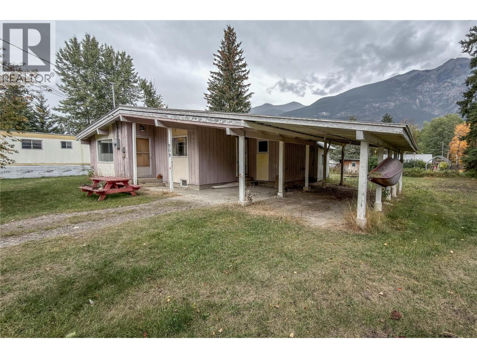 909 Ryter Road W, Golden, British Columbia  V0A 1H2 - Photo 1 - 10402026