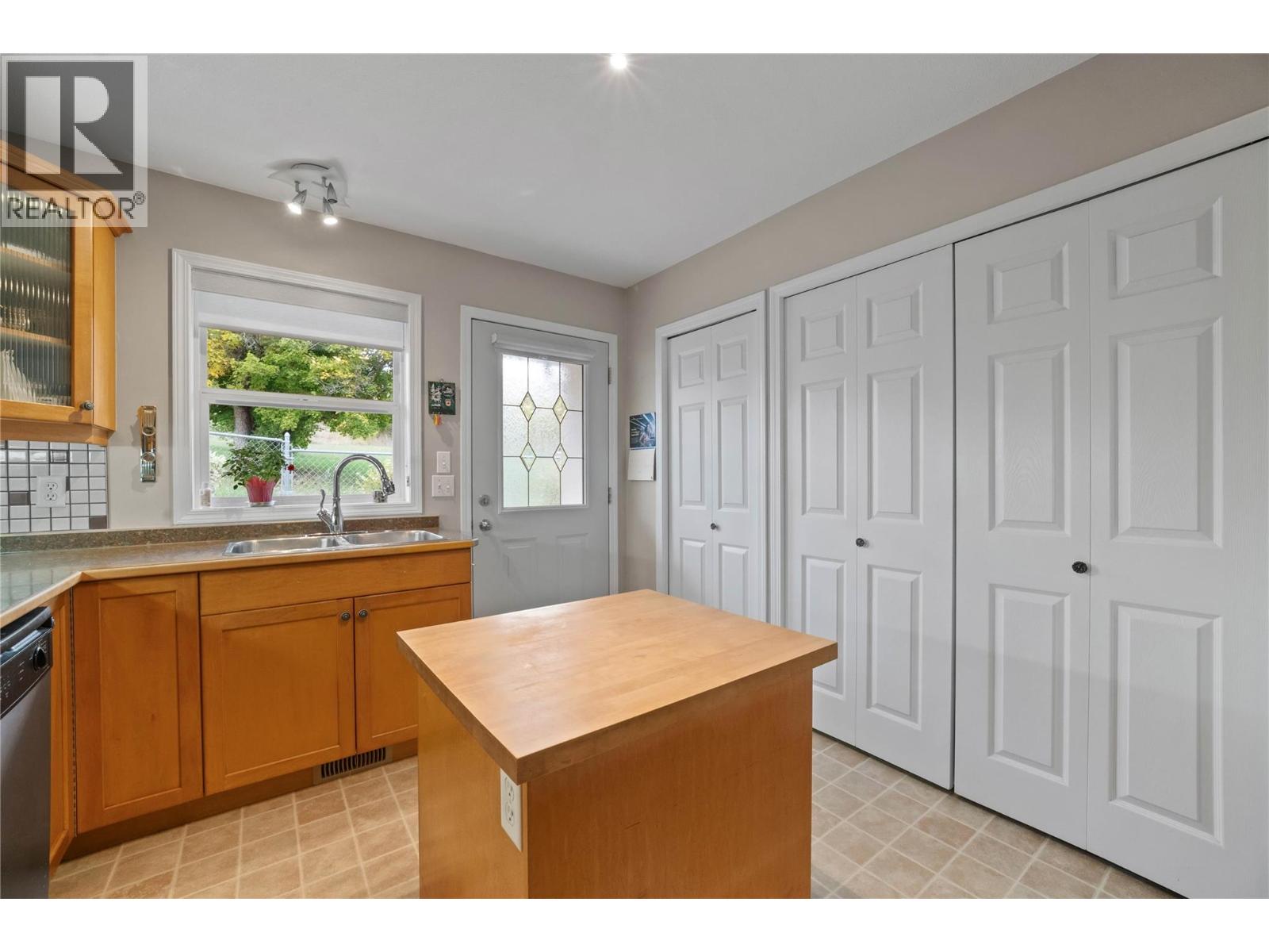 51 8 Avenue Sw Unit# 10, Salmon Arm, British Columbia  V1E 3L9 - Photo 11 - 10401916