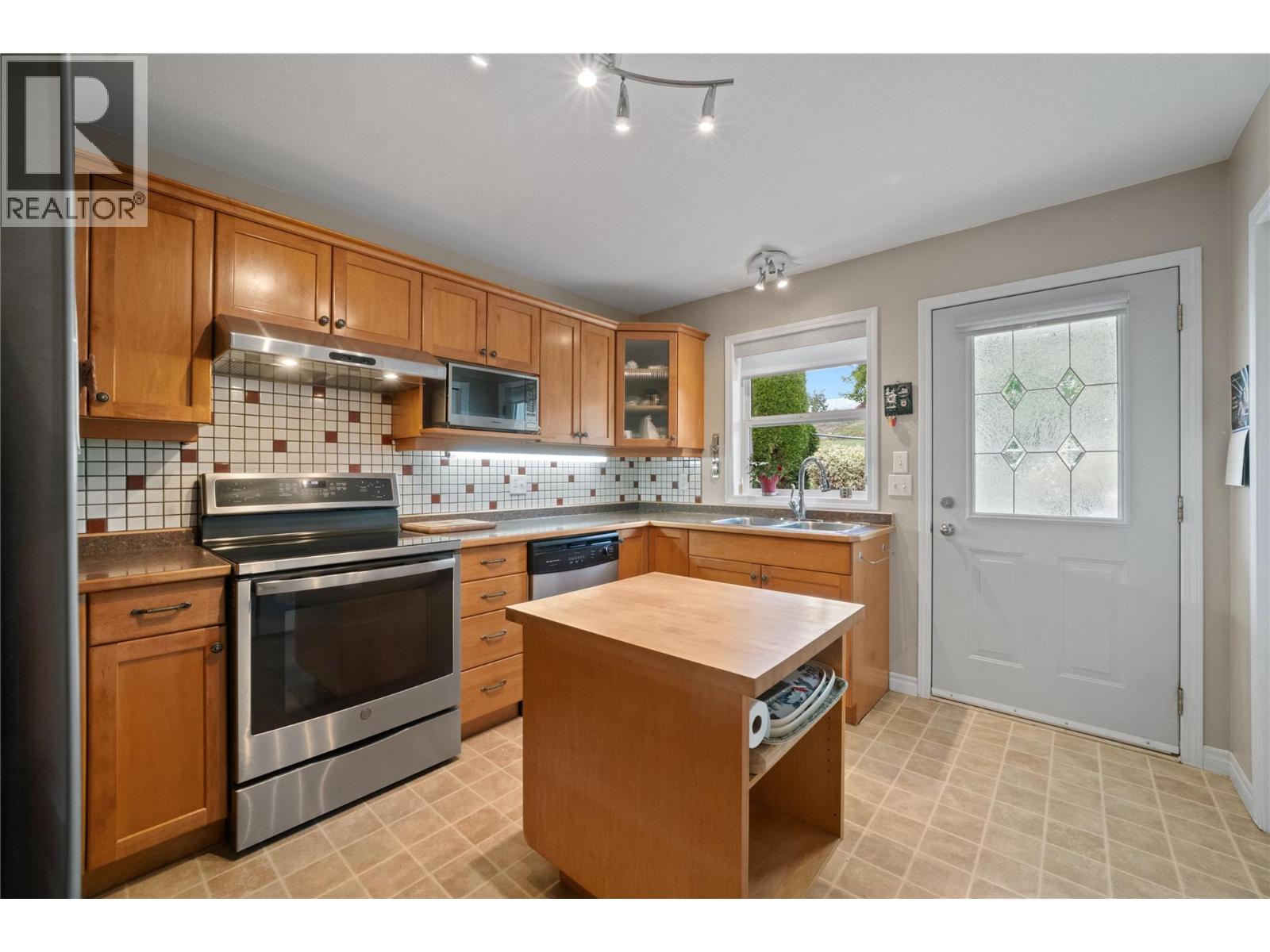 51 8 Avenue Sw Unit# 10, Salmon Arm, British Columbia  V1E 3L9 - Photo 9 - 10401916