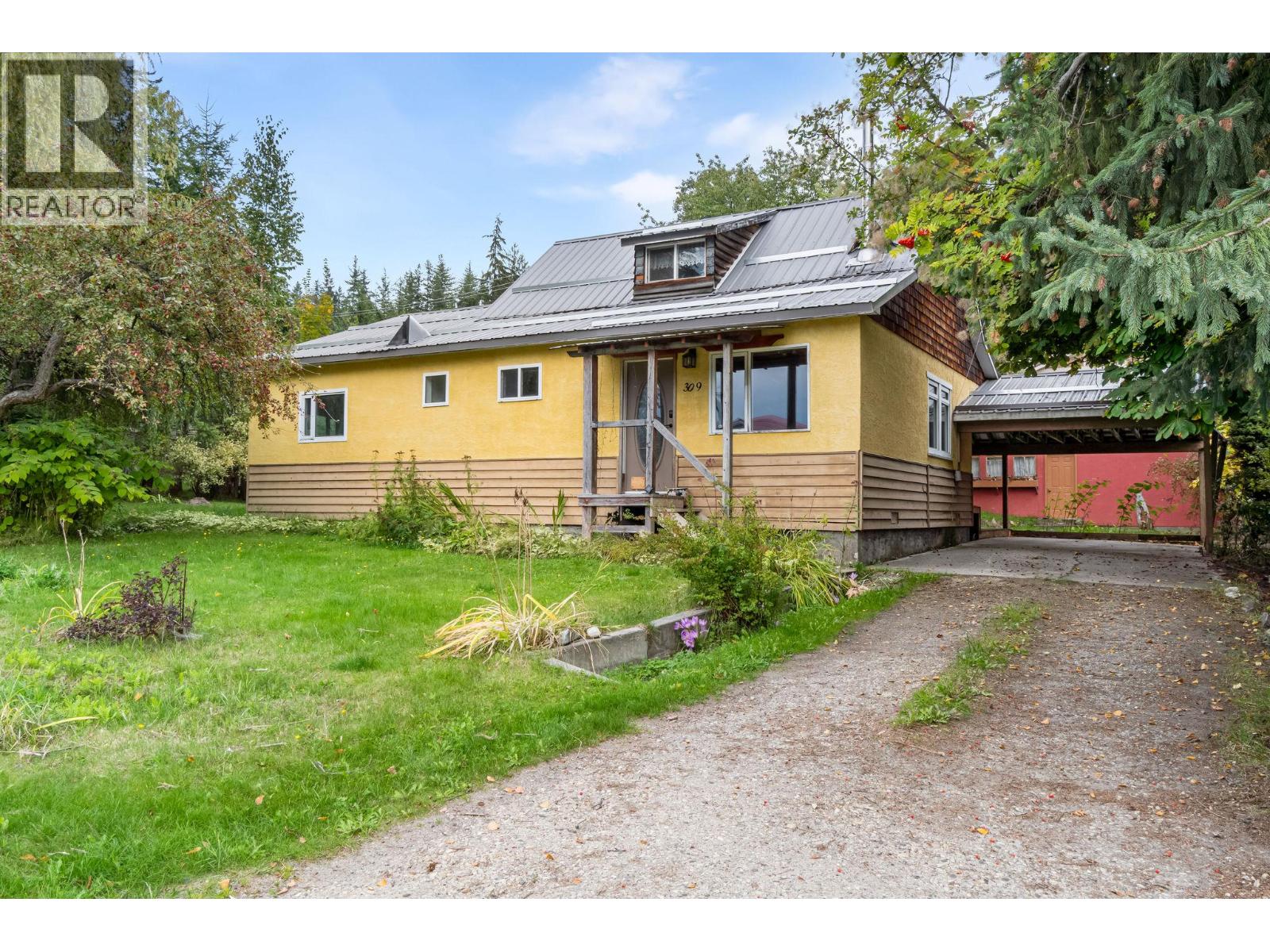 309 1st Avenue Nw, Nakusp, British Columbia  V0G 1R0 - Photo 1 - 10402008