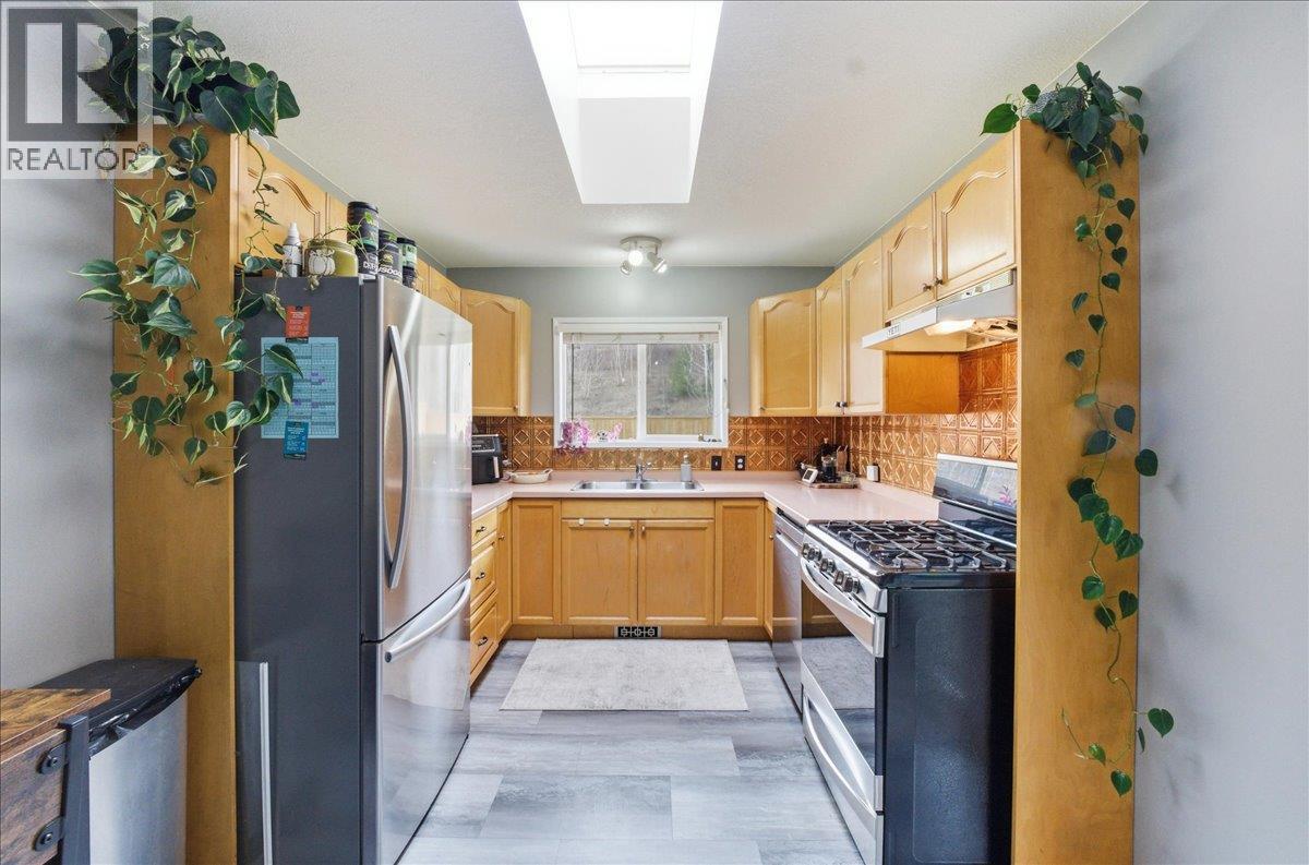 258 2nd Avenue, Trail, British Columbia  V1R 4V3 - Photo 3 - 10402113