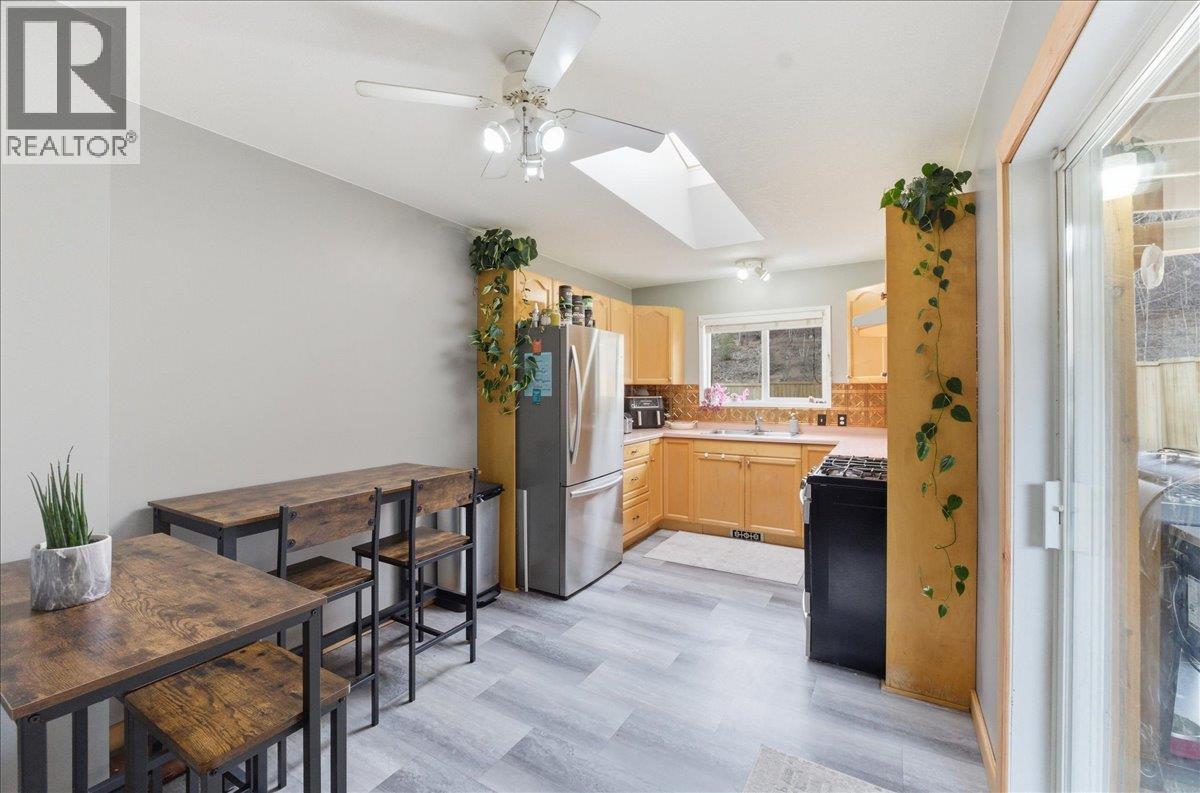 258 2nd Avenue, Trail, British Columbia  V1R 4V3 - Photo 4 - 10402113
