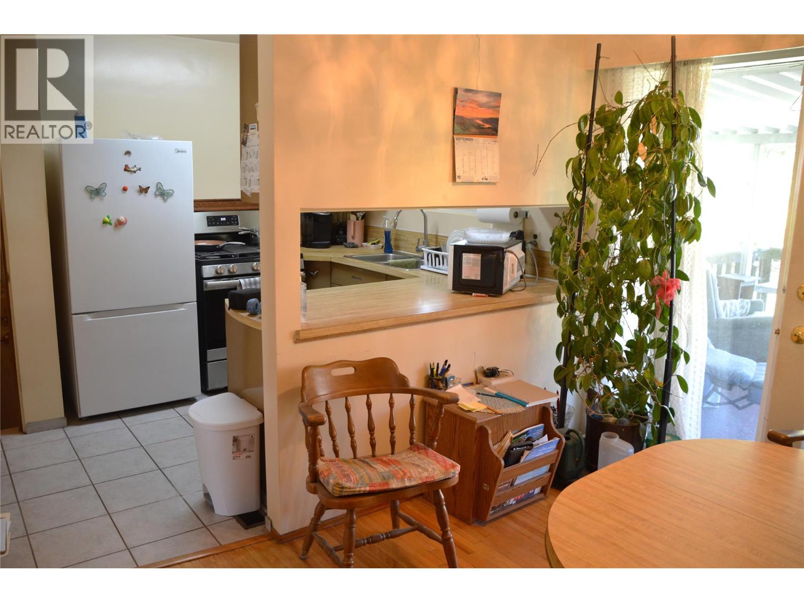 2022 Glenwood Drive, Kamloops, British Columbia  V2C 4G6 - Photo 9 - 10402172