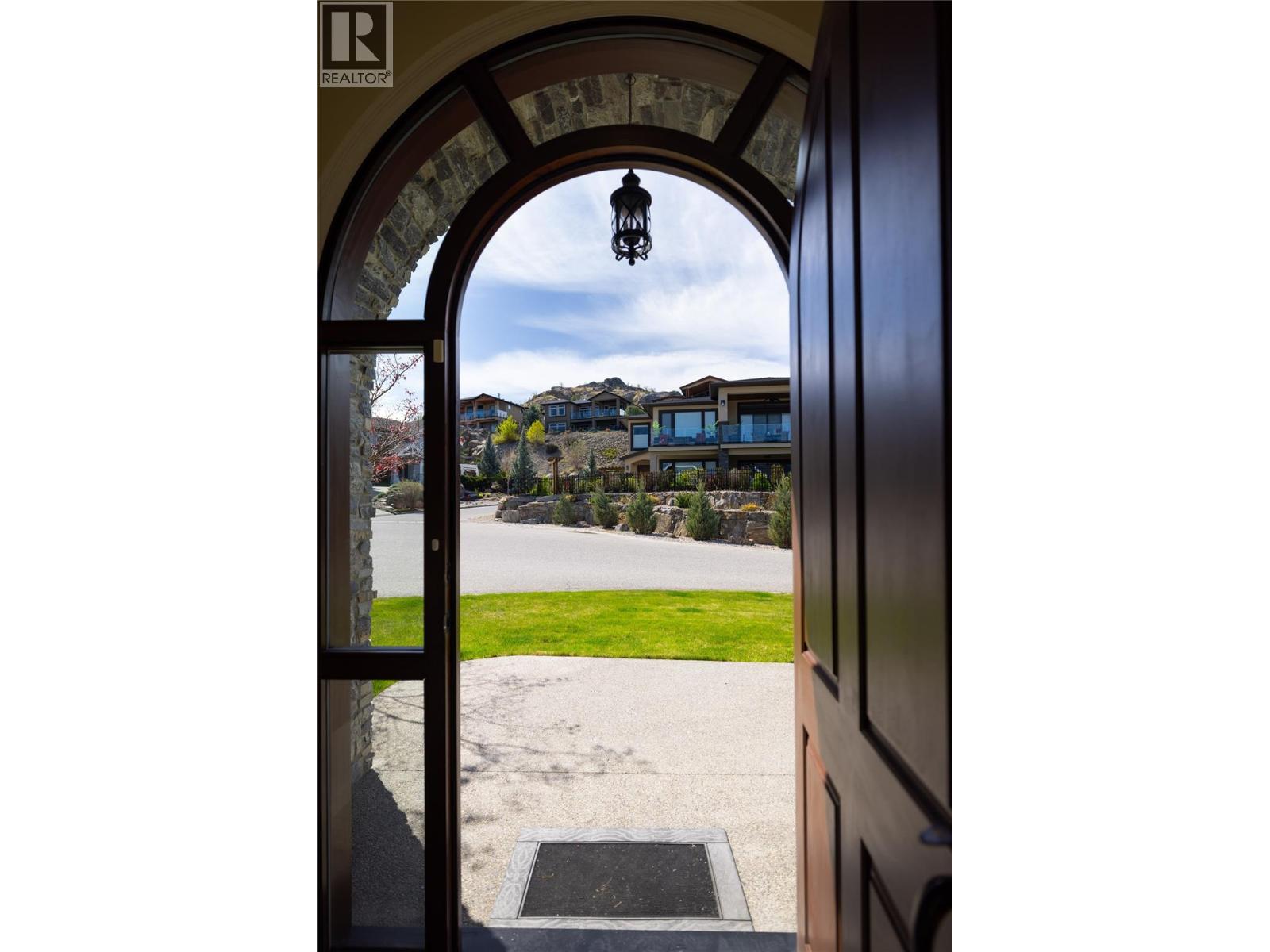 1010 Lamont Court, Kelowna, British Columbia  V1W 5J1 - Photo 2 - 10401953